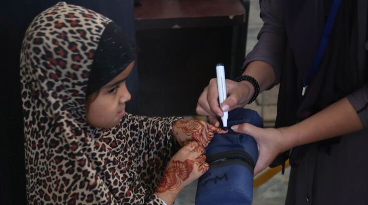 Εμβόλια χωρίς σύριγγα: Το ίδρυμα Bill & Melinda Gates χρηματοδοτεί την μαζική παραγωγή συσκευών εμβολιασμού με μικροεπιθέματα.