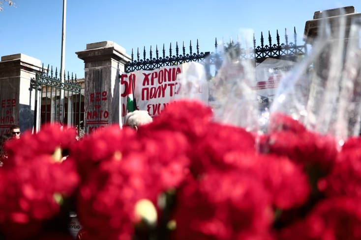 Η πύλη του Πολυτεχνείου - Πάνο και κόκκινα γαρύφαλλα για την επέτειο των 50 χρόνων από την εξέγερση