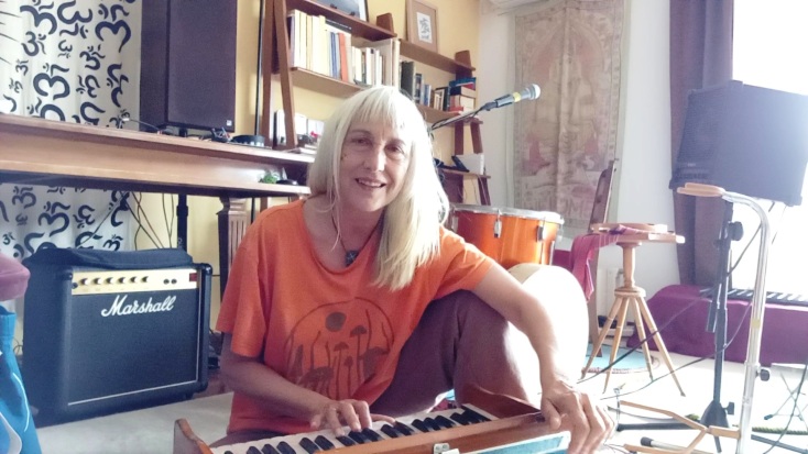 Η Κρίστη Στασινοπούλου μιλάει για το βιβλίο «Ημερολόγια On the Road», τις ταξιδιωτικές εμπειρίες 25 ετών παίζοντας με τον Στάθη Καλυβιώτη και την μπάντα τους.