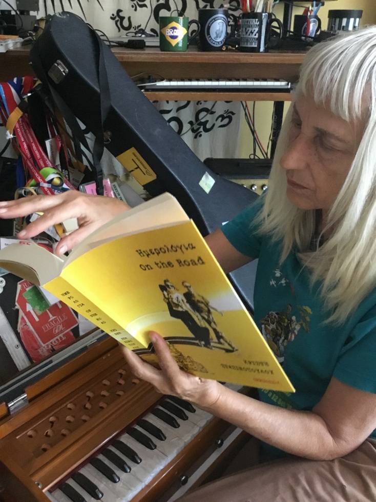 Η Κρίστη Στασινοπούλου μιλάει για το βιβλίο «Ημερολόγια On the Road», τις ταξιδιωτικές εμπειρίες 25 ετών παίζοντας με τον Στάθη Καλυβιώτη και την μπάντα τους.