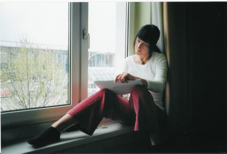 Η Κρίστη Στασινοπούλου μιλάει για το βιβλίο «Ημερολόγια On the Road», τις ταξιδιωτικές εμπειρίες 25 ετών παίζοντας με τον Στάθη Καλυβιώτη και την μπάντα τους.