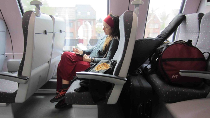 Η Κρίστη Στασινοπούλου μιλάει για το βιβλίο «Ημερολόγια On the Road», τις ταξιδιωτικές εμπειρίες 25 ετών παίζοντας με τον Στάθη Καλυβιώτη και την μπάντα τους.