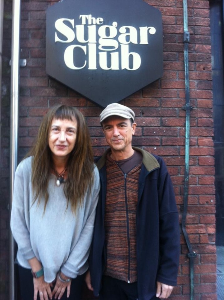 Η Κρίστη Στασινοπούλου μιλάει για το βιβλίο «Ημερολόγια On the Road», τις ταξιδιωτικές εμπειρίες 25 ετών παίζοντας με τον Στάθη Καλυβιώτη και την μπάντα τους.