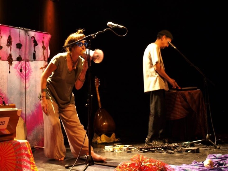 Η Κρίστη Στασινοπούλου μιλάει για το βιβλίο «Ημερολόγια On the Road», τις ταξιδιωτικές εμπειρίες 25 ετών παίζοντας με τον Στάθη Καλυβιώτη και την μπάντα τους.