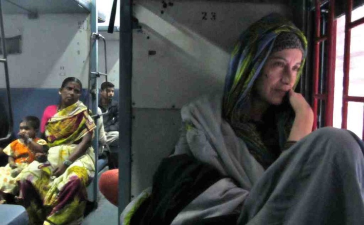 Η Κρίστη Στασινοπούλου μιλάει για το βιβλίο «Ημερολόγια On the Road», τις ταξιδιωτικές εμπειρίες 25 ετών παίζοντας με τον Στάθη Καλυβιώτη και την μπάντα τους.