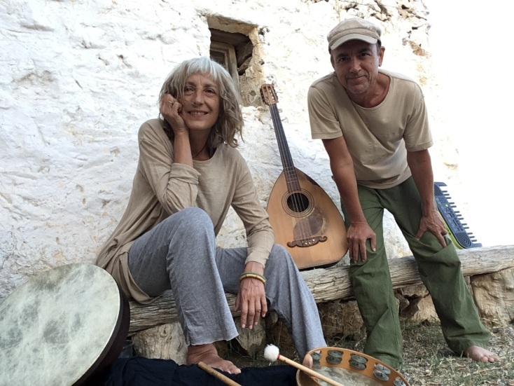 Η Κρίστη Στασινοπούλου μιλάει για το βιβλίο «Ημερολόγια On the Road», τις ταξιδιωτικές εμπειρίες 25 ετών παίζοντας με τον Στάθη Καλυβιώτη και την μπάντα τους.