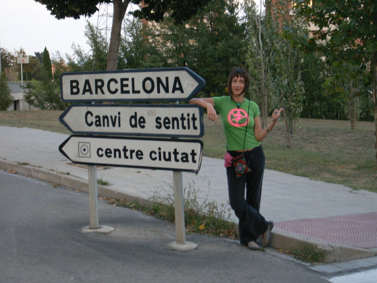 Η Κρίστη Στασινοπούλου μιλάει για το βιβλίο «Ημερολόγια On the Road», τις ταξιδιωτικές εμπειρίες 25 ετών παίζοντας με τον Στάθη Καλυβιώτη και την μπάντα τους.