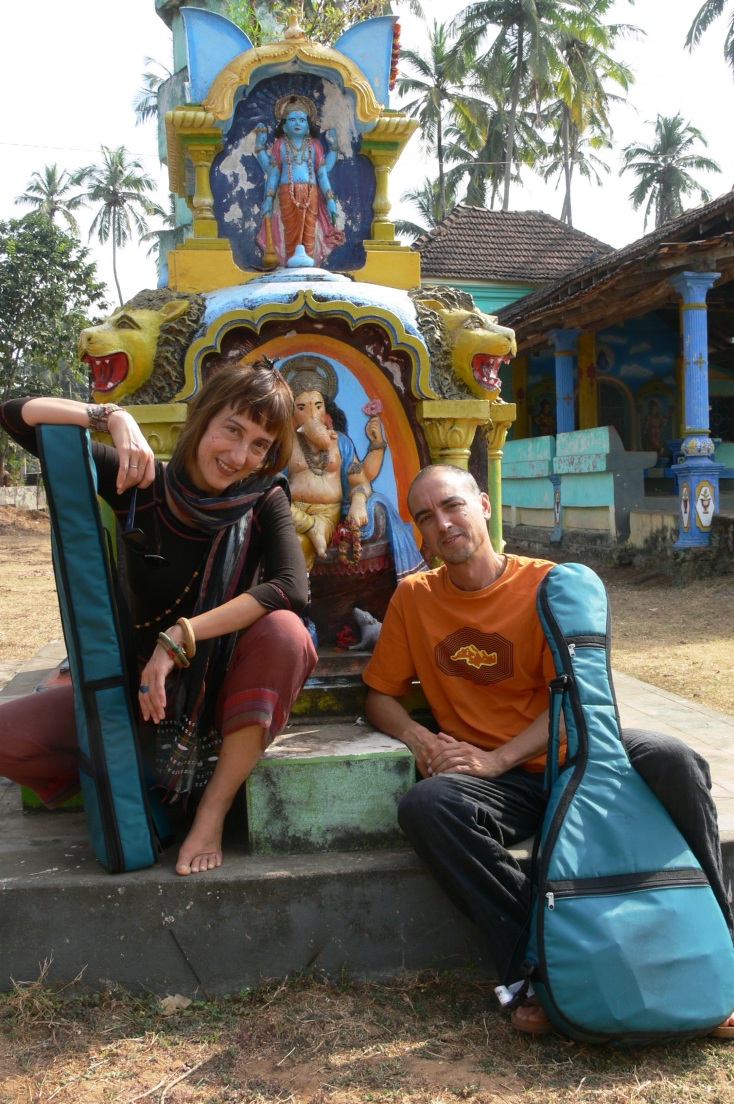 Η Κρίστη Στασινοπούλου μιλάει για το βιβλίο «Ημερολόγια On the Road», τις ταξιδιωτικές εμπειρίες 25 ετών παίζοντας με τον Στάθη Καλυβιώτη και την μπάντα τους.