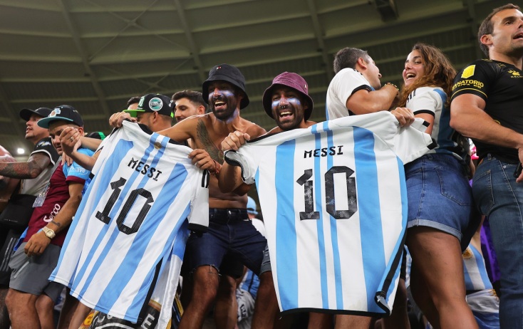 Λιονέλ Μέσι: Σε δημοπρασία οι φανέλες του αργεντινού σταρ από το Παγκόσμιο Κύπελλο του Κατάρ - Αναμένεται να ξεπεράσει τα 10 εκατομμύρια δολάρια η τιμή πώλησης.