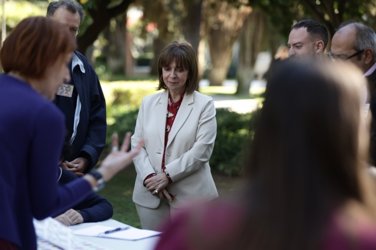 Η Πρόεδρος της Δημοκρατίας, Κατερίνα Σακελλαροπούλου, στον κήπο του Προεδρικού Μεγάρου για τη δράση της Πλανόδιας Βιβλιοθήκης