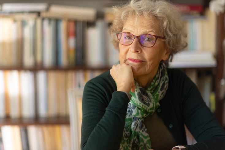 Άννα Δαμιανίδη: Συνέντευξη με τη συγγραφέα και δημοσιογράφο για το νέο της μυθιστόρημα «Δυο καλοκαίρια και μισό φθινόπωρο» (εκδόσεις Μεταίχμιο)