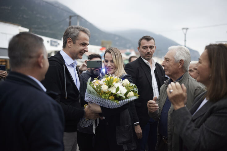 Στα Καμένα Βούρλα ο Κυριάκος Μητσοτάκης - Του έκαναν δώρο ένα... κασελάκι