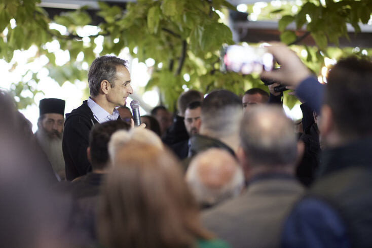 Στα Καμένα Βούρλα ο Κυριάκος Μητσοτάκης - Του έκαναν δώρο ένα... κασελάκι