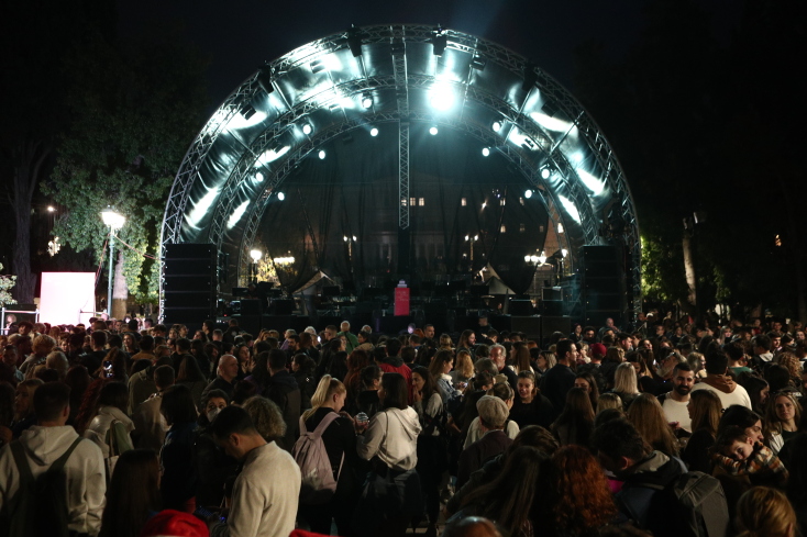 Φωταγωγήθηκε το χριστουγεννιάτικο δέντρο στην πλατεία Συντάγματος - Δείτε τις φαντασμαγορικές εικόνες