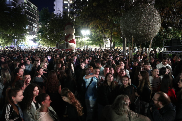 Φωταγωγήθηκε το χριστουγεννιάτικο δέντρο στην πλατεία Συντάγματος - Δείτε τις φαντασμαγορικές εικόνες