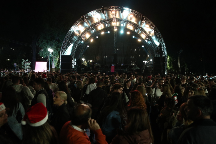 Φωταγωγήθηκε το χριστουγεννιάτικο δέντρο στην πλατεία Συντάγματος - Δείτε τις φαντασμαγορικές εικόνες