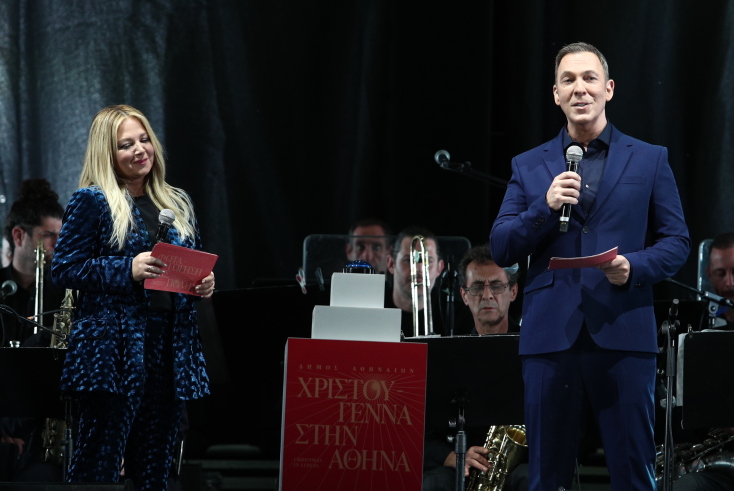 Φωταγωγήθηκε το χριστουγεννιάτικο δέντρο στην πλατεία Συντάγματος - Δείτε τις φαντασμαγορικές εικόνες