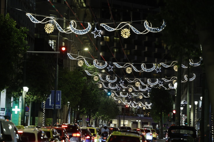 Φωταγωγήθηκε το χριστουγεννιάτικο δέντρο στην πλατεία Συντάγματος - Δείτε τις φαντασμαγορικές εικόνες