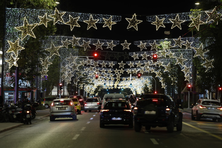 Φωταγωγήθηκε το χριστουγεννιάτικο δέντρο στην πλατεία Συντάγματος - Δείτε τις φαντασμαγορικές εικόνες