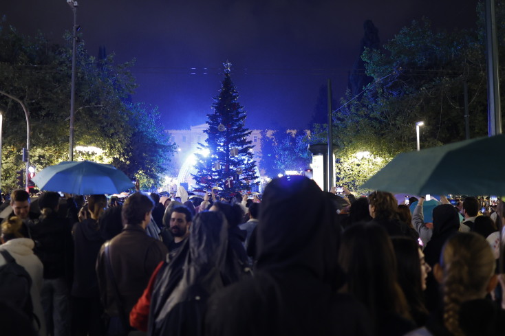 Φωταγωγήθηκε το χριστουγεννιάτικο δέντρο στην πλατεία Συντάγματος - Δείτε τις φαντασμαγορικές εικόνες