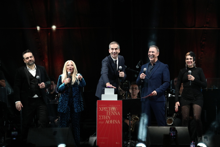 Φωταγωγήθηκε το χριστουγεννιάτικο δέντρο στην πλατεία Συντάγματος