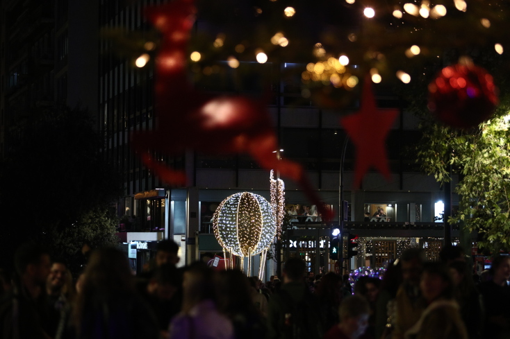 Φωταγωγήθηκε το χριστουγεννιάτικο δέντρο στην πλατεία Συντάγματος - Δείτε τις φαντασμαγορικές εικόνες