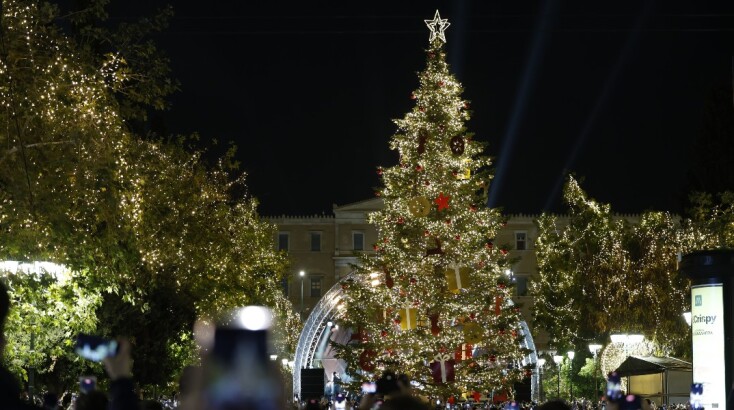 Φωταγωγήθηκε το χριστουγεννιάτικο δέντρο στην πλατεία Συντάγματος