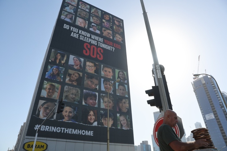 Φωτογραφίες των ομήρων από τη Χαμάς σε δρόμο στο Τελ Αβίβ