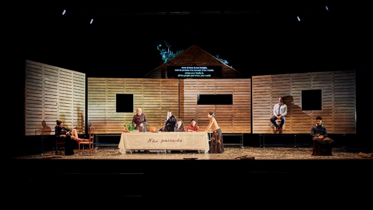 Στιγμιότυπο από την παράσταση «Η Καταρίνα και η ομορφιά να σκοτώνεις φασίστες» του Τιάγκο Ροντρίγκες