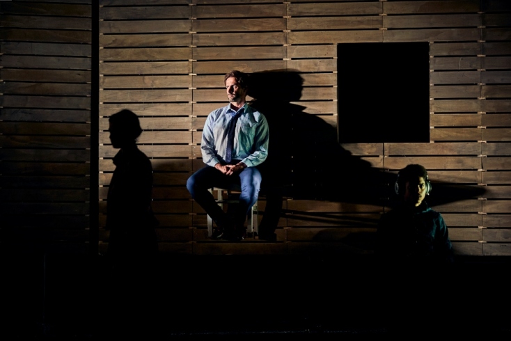 «Η Καταρίνα και η ομορφιά να σκοτώνεις φασίστες»: σκηνή από την παράσταση του Τιάγκο Ροντρίγκες