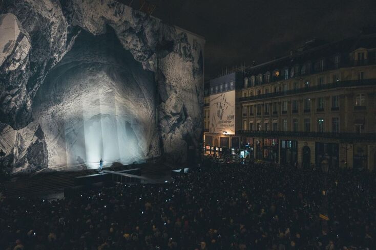 Όπερα του Παρισιού: Μετατράπηκε σε υπαίθρια σκηνή για παράσταση του JR - Με 153 χορευτές και συνεργασία μέλους των Daft Punk.