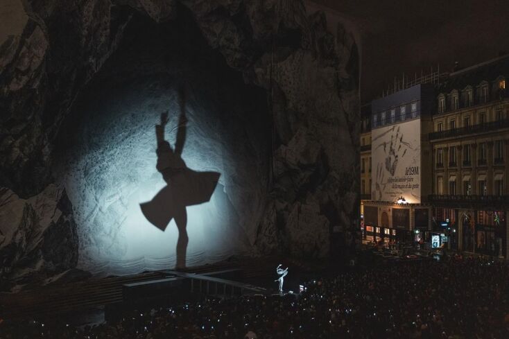 Όπερα του Παρισιού: Μετατράπηκε σε υπαίθρια σκηνή για παράσταση του JR - Με 153 χορευτές και συνεργασία μέλους των Daft Punk.