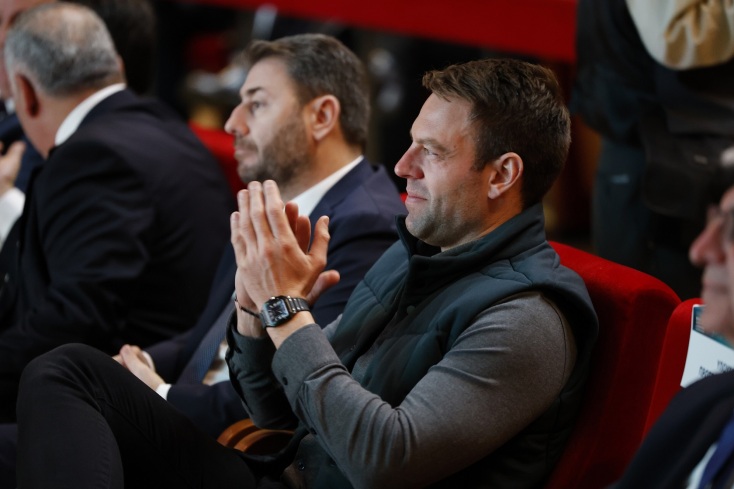 Παγωμένη χειραψία Κασσελάκη - Ανδρουλάκη σε εκδήλωση του Επαγγελματικού Επιμελητηρίου στο Ίδρυμα Νιάρχος - Κάθισαν δίπλα χωρίς να ανταλλάξουν κουβέντα.