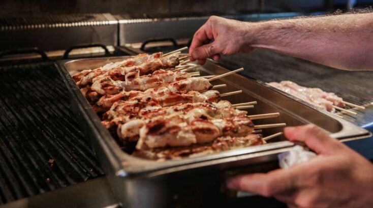 Το σουβλάκι σπάει το φράγμα των 4 ευρώ - Περιορίζουν τις παραγγελίες οι Έλληνες 