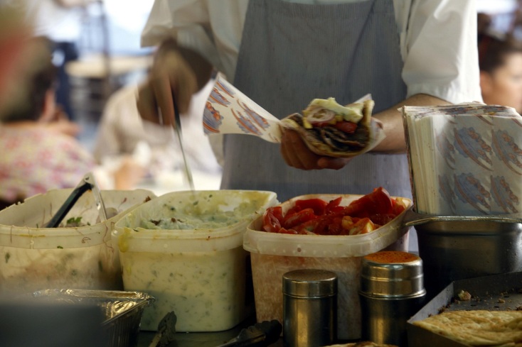 Ακρίβεια: Το σουβλάκι σπάει το φράγμα των 4 ευρώ - Περιορίζεται η συχνότητα παραγγελιών - Προβληματισμένοι οι ιδιοκτήτες ψητοπωλείων. 