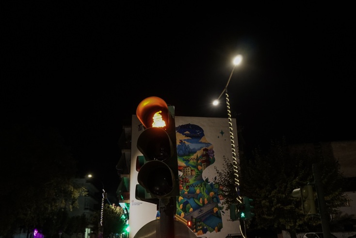 Τρίκαλα: Φωτεινός σηματοδότης στολίστηκε για τα Χριστούγεννα - Γιορτινά φανάρια με τον Άγιο Βασίλη, το έλατο και τον Μικρό Πρίγκιπα κοσμούν τους δρόμους.