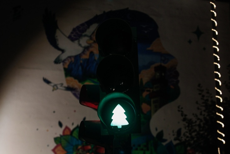 Τρίκαλα: Φωτεινός σηματοδότης στολίστηκε για τα Χριστούγεννα - Γιορτινά φανάρια με τον Άγιο Βασίλη, το έλατο και τον Μικρό Πρίγκιπα κοσμούν τους δρόμους.