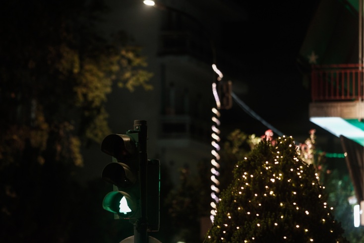 Τρίκαλα: Φωτεινός σηματοδότης στολίστηκε για τα Χριστούγεννα - Γιορτινά φανάρια με τον Άγιο Βασίλη, το έλατο και τον Μικρό Πρίγκιπα κοσμούν τους δρόμους.