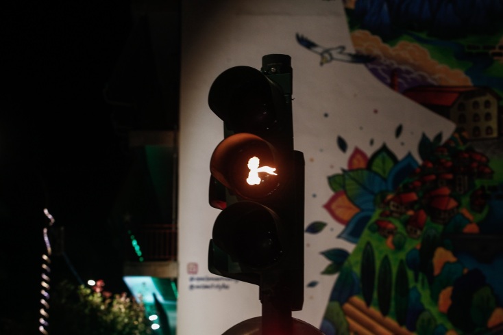 Τρίκαλα: Φωτεινός σηματοδότης στολίστηκε για τα Χριστούγεννα - Γιορτινά φανάρια με τον Άγιο Βασίλη, το έλατο και τον Μικρό Πρίγκιπα κοσμούν τους δρόμους.