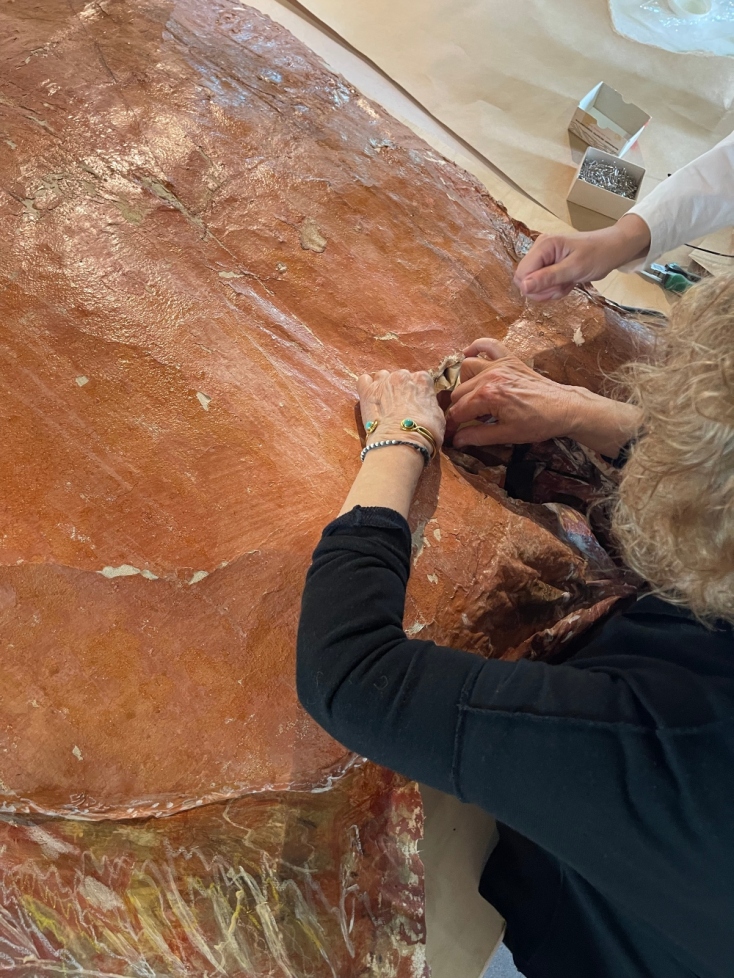 Η γνωστή εικαστικός και ομότιμη καθηγήτρια της ΑΣΚΤ, Ρένα Παπασπύρου