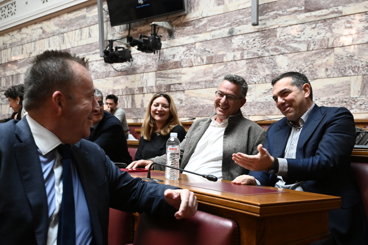 Ο Αλέξης Τσίπρας εμφανίστηκε στην ΚΟ του ΣΥΡΙΖΑ και καταχειροκροτήθηκε - Δείτε βίντεο και φωτογραφίες