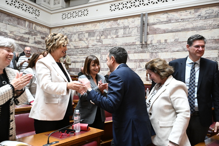 Ο Αλέξης Τσίπρας εμφανίστηκε στην ΚΟ του ΣΥΡΙΖΑ και καταχειροκροτήθηκε - Δείτε βίντεο και φωτογραφίες