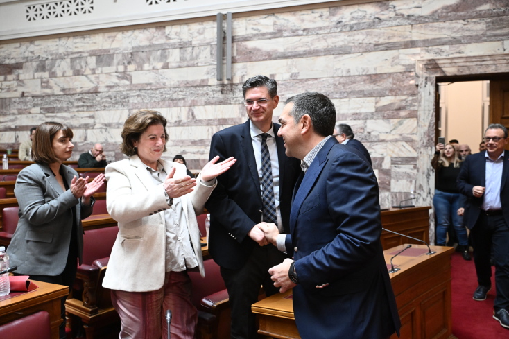 Ο Αλέξης Τσίπρας εμφανίστηκε στην ΚΟ του ΣΥΡΙΖΑ και καταχειροκροτήθηκε - Δείτε βίντεο και φωτογραφίες