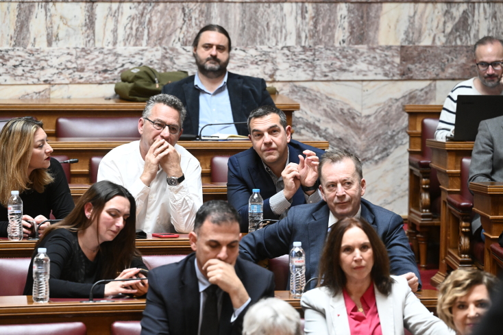 Ο Αλέξης Τσίπρας εμφανίστηκε στην ΚΟ του ΣΥΡΙΖΑ και καταχειροκροτήθηκε - Δείτε βίντεο και φωτογραφίες