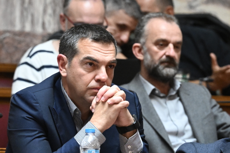 Ο Αλέξης Τσίπρας εμφανίστηκε στην ΚΟ του ΣΥΡΙΖΑ και καταχειροκροτήθηκε - Δείτε βίντεο και φωτογραφίες