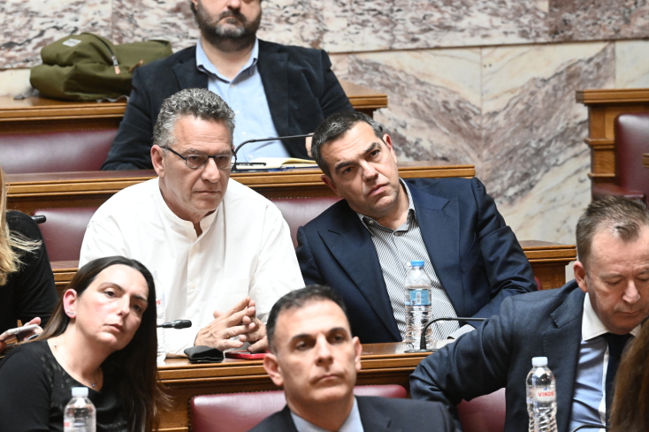 Ο Αλέξης Τσίπρας εμφανίστηκε στην ΚΟ του ΣΥΡΙΖΑ και καταχειροκροτήθηκε - Δείτε βίντεο και φωτογραφίες