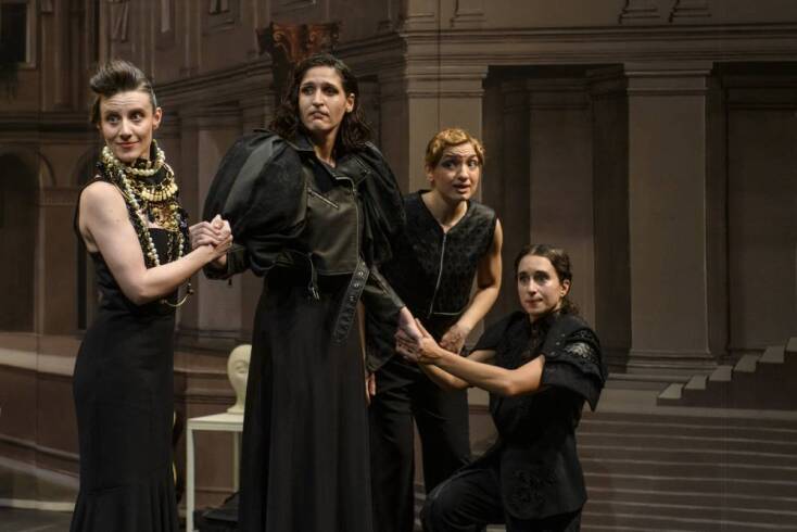 «Κατασκευασμένα συμφέροντα» στο Θέατρο Τέχνης © Ελίνα Γιουνανλή