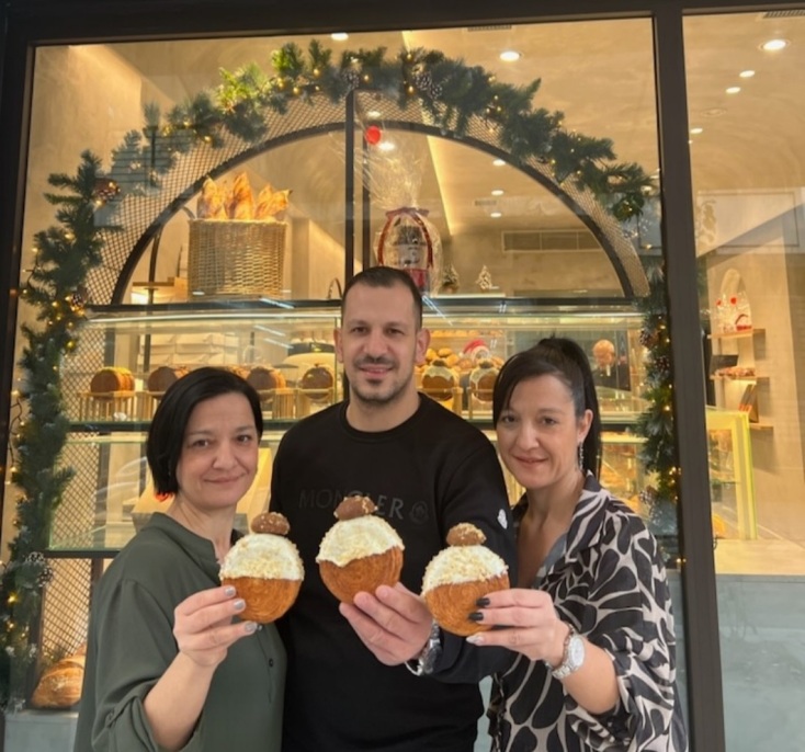 Θεσσαλονίκη: Τρία αδέρφια ζαχαροπλάστες από τη Θεσσαλονίκη δημιούργησαν το «νταμπλ μελομακάρονο» - Σημειώνει μεγάλη επιτυχία στο TikTok.