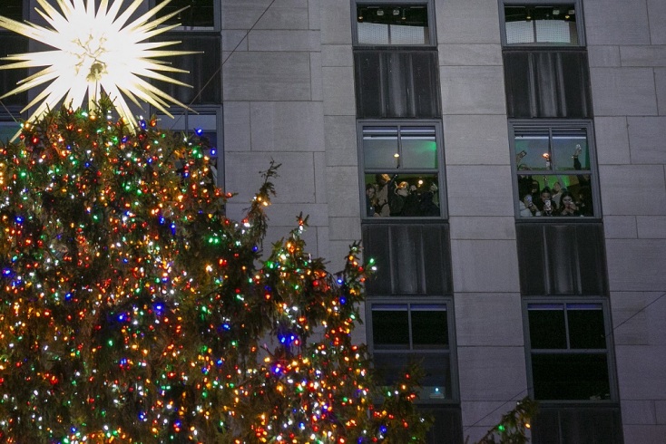 Rockefeller Center: Χιλιάδες τουρίστες και Νεοϋορκέζοι παρακολούθησαν την ετήσια φωταγώγηση του χριστουγεννιάτικου δέντρου - Εντυπωσιακό σόου.