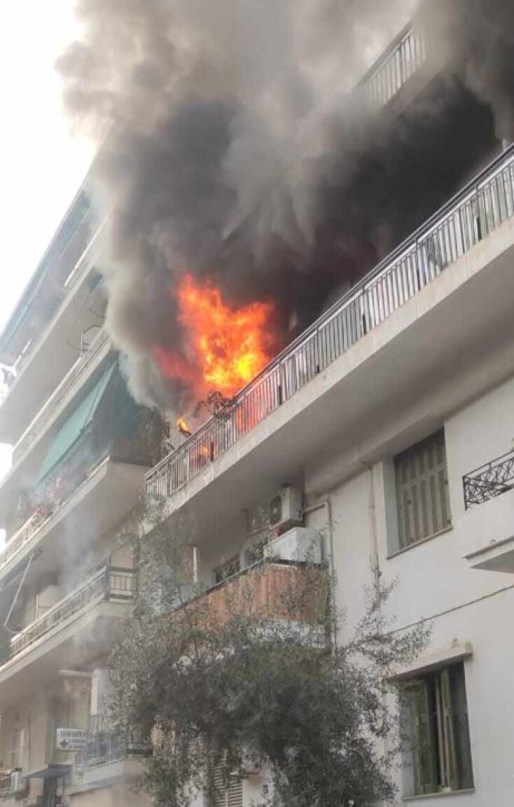 Φωτιά σε διαμέρισμα στο Βύρωνα - Δείτε βίντεο